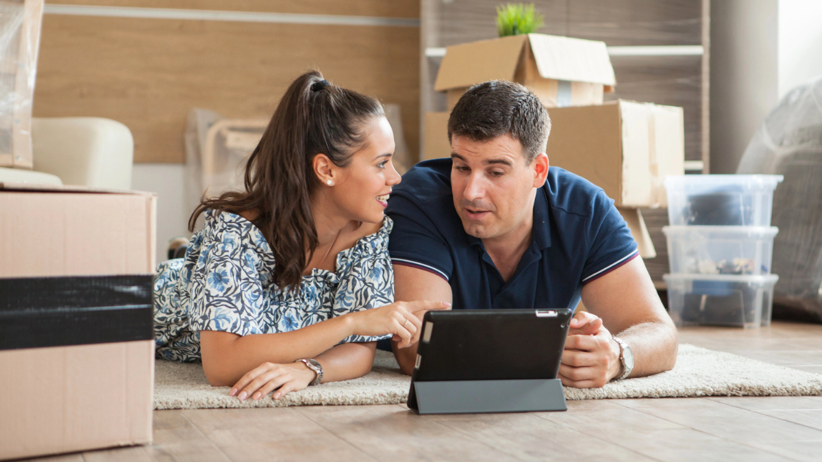 Tenants planning rental property move online use checklist to coordinate packing, scheduling, and logistics efficiently.