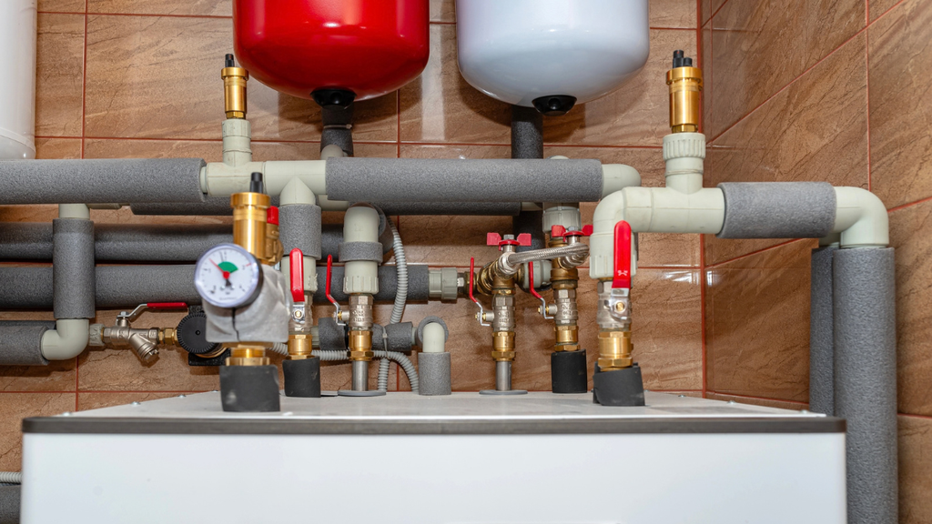 Rental property heat pump system illustrates single-zone and multi-zone options for efficient heating and cooling.